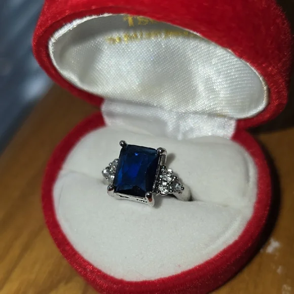 Elegant Silver and Blue Gemstone Ring - Picture 5 of 7